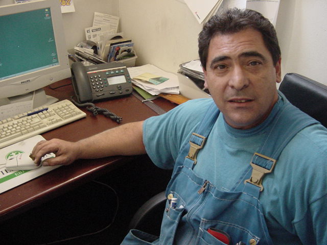 Historische foto Bureau Glashandel Piket - oprichter achter bureau met computer