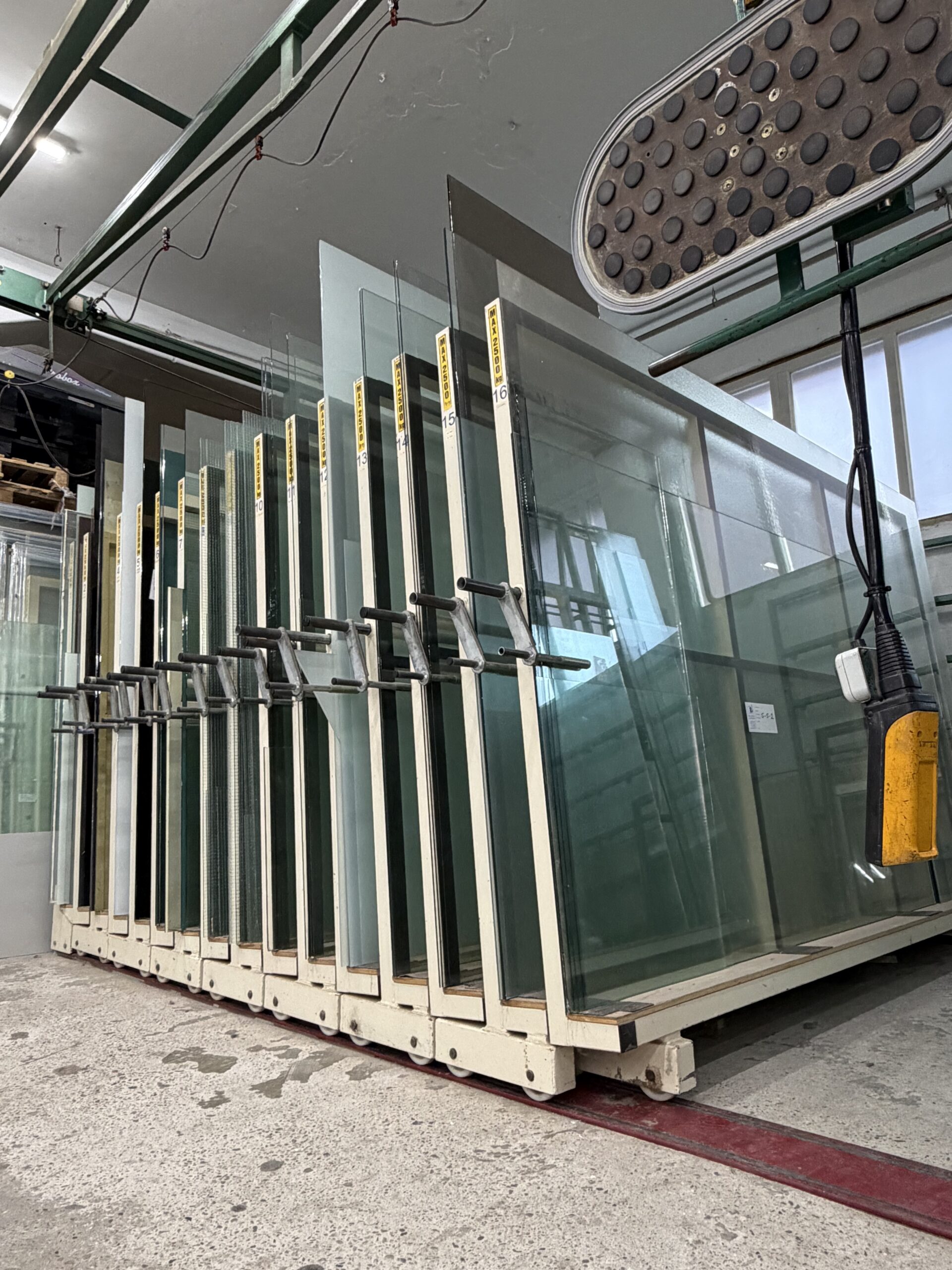 Werkplaats Glashandel Piket - glassnijmachine in actie